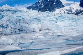 巍峨白色冰雪山脉风光摄影图片